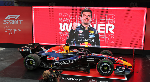 GP di Singapore, gara Sprint: Russell si butta via, Verstappen vince davanti a un super Hamilton e a Leclerc