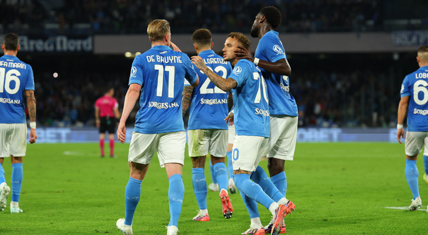 Napoli-Frosinone 3-0, le pagelle: De Bruyne (8) versione prime, Lang (7) spicca, Badiashile (6,5) in crescita