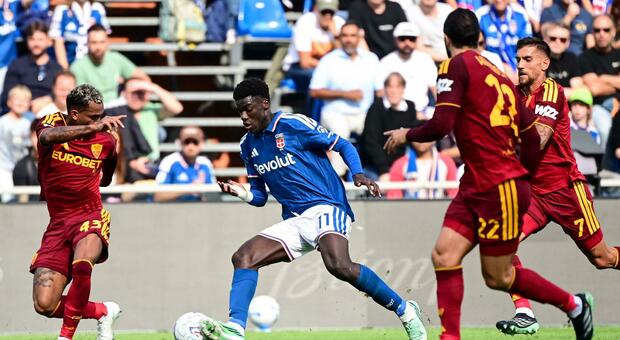 Como-Roma, fallo di Wesley su Diao? La decisione dell'arbitro e le proteste di Fabregas, cosa è successo