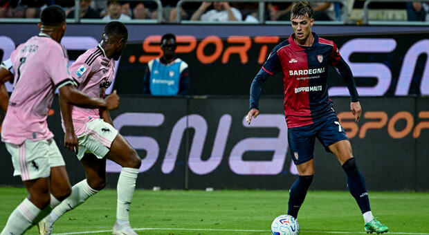 Cagliari Juventus 1-1, pagelle: Maldini (7) lancia i rossoblù, Kolo Muani (6) la riprende ma si divora due gol. Tensione nel finale
