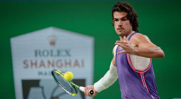 Alcaraz eliminato da Shanghai: spagnolo ko in due set. Adesso Zverev è certo di chiudere l'anno da primo nel ranking