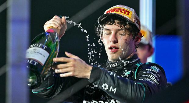 «Scusate, sono un pilota di F1». Kimi Antonelli bloccato dalla sicurezza a Singapore che non lo riconosce, lo ?salva? Verstappen