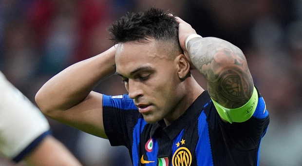 Lautaro Martinez, infortunio alla coscia sinistra: un mese di stop, salta il derby