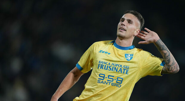 Raimondo, chi è l'attaccante del Frosinone nuovo capocannoniere della Serie A: età, valore di mercato, record