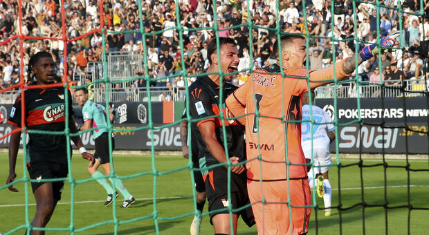Filip Stankovic, chi è il portiere che ha parato il rigore a De Bruyne: età, altezza, stipendio, carriera, il papà ex Inter e il fratello in nerazzurro