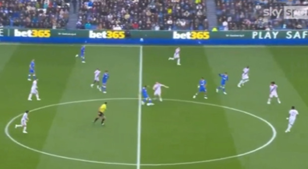 Diego Gómez come Beckham, gol da centrocampo in Premier League: il video della prodezza da 51 metri