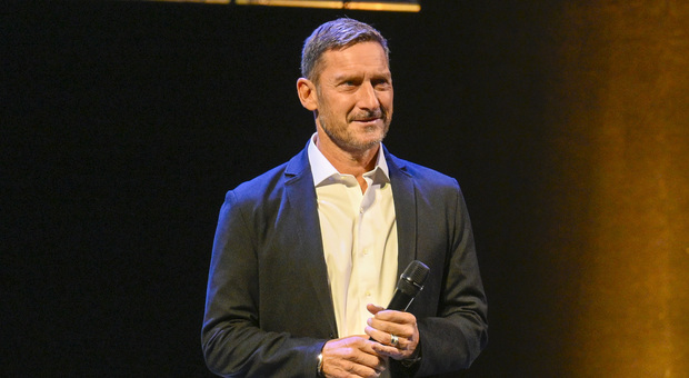 Totti: «La volontà dei Friedkin è diversa dalla mia, ma spero che portino la Roma in alto». Poi il siparietto con Gasperini