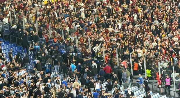 Roma-Slovan Bratislava, scontro nel settore ospiti tra tifosi slovacchi e Polizia: ferito un agente