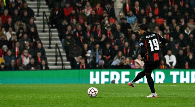 Bournemouth-Milan moviola: il tocoo di mano di De Winter che ha provocato il rigore, cosa è successo