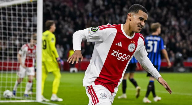 Ajax-Atalanta 2-0, le pagelle: De Ketelaere (5) si vede poco, Scamacca (5) blindato dai difensori, Arokodare (6,5) gol decisivo