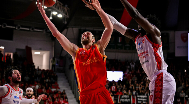 La BC Roma è sconfitta a Varese 110-103 dopo un tempo supplementare. Non bastano i 38 punti di Olynyk
