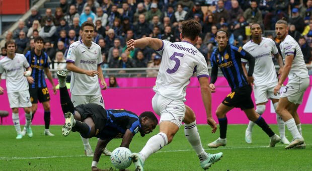 Inter-Fiorentina, moviola: tocco sospetto di Pongracic, proteste nerazzurre ma nessun rigore. Cosa è successo