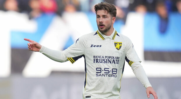 Schmid, chi è il centrocampista del Frosinone: età, carriera, vita privata, doppietta da record e omaggio a Dybala