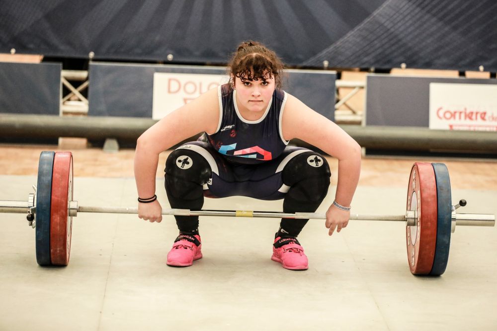 Sollevamento pesi, Sara Dal Bò migliora il personale e si tinge d’argento agli Europei Junior