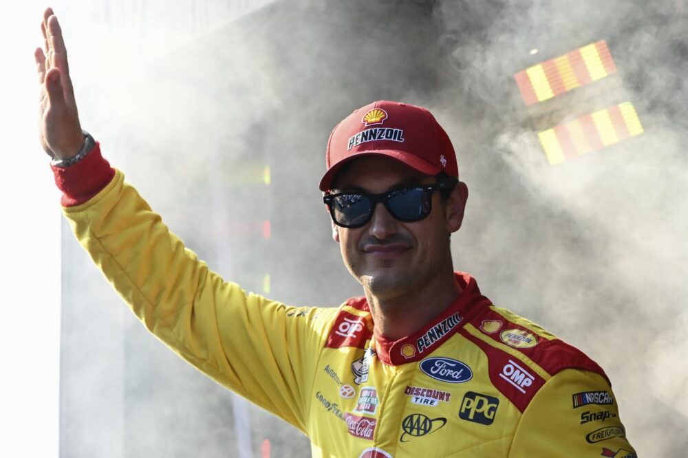 NASCAR, Logano trionfa a Richmond