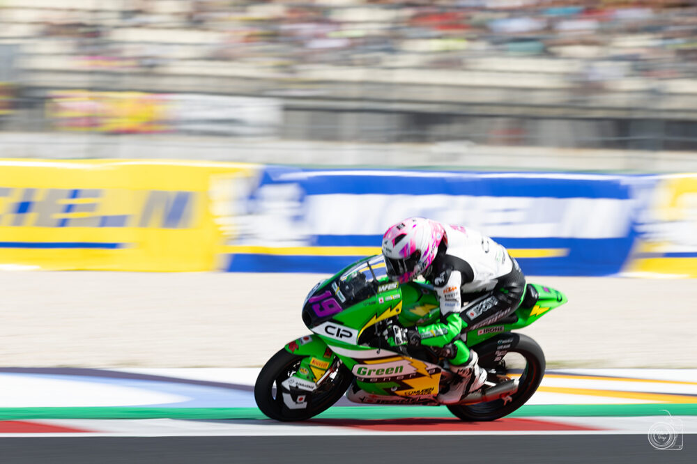 Moto3, Scott Ogden piazza una super pole a Silverstone. Lontani Quiles e gli italiani