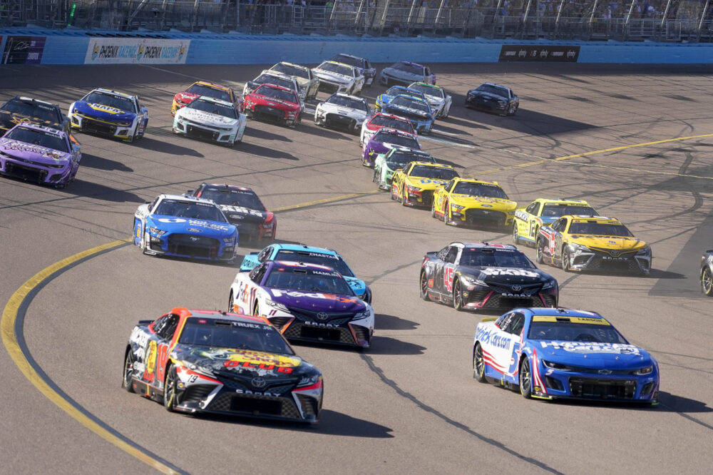 NASCAR, le Toyota provano a fermare Larson a Phoenix