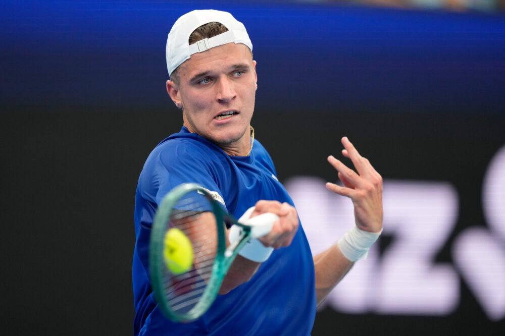 ATP Vienna 2026, Mensik e Tien passeggiano e approdano agli ottavi. De Minaur a fatica