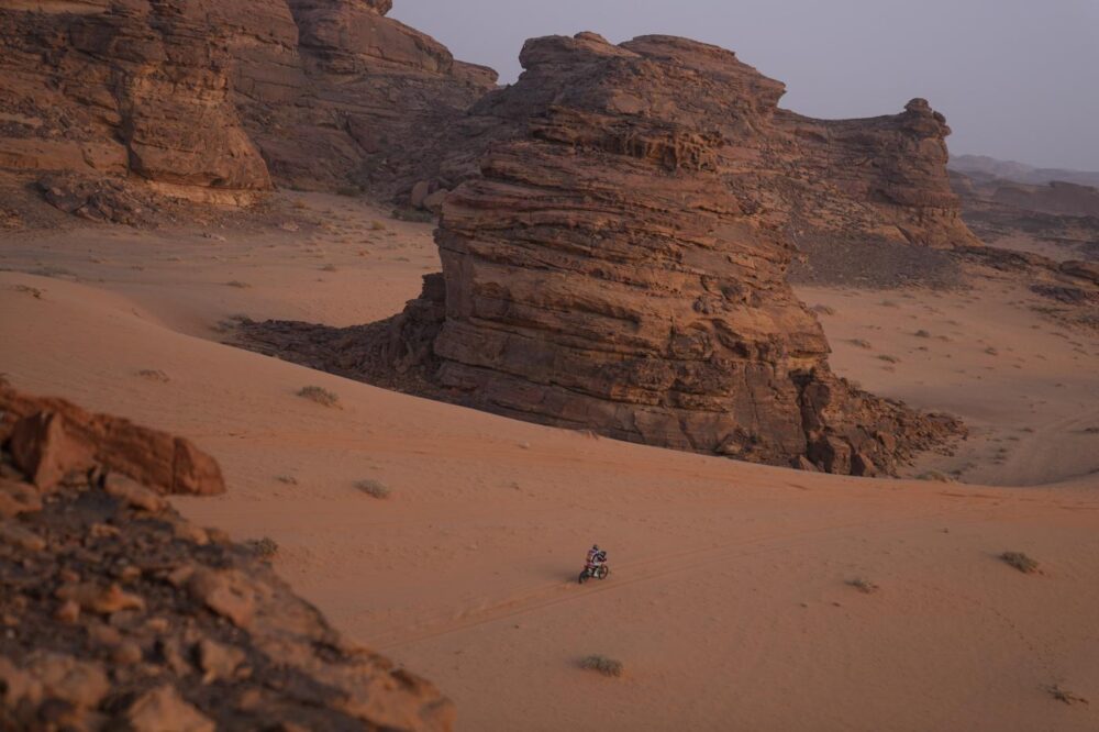 Dakar 2027, tensioni in Medio Oriente: la gara si sposta dall’Arabia Saudita