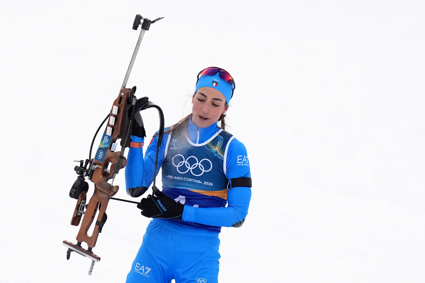 Biathlon, rivoluzione al poligono. Le nuove regole proibiscono di preparare la carabina al fuoco prima della piazzola