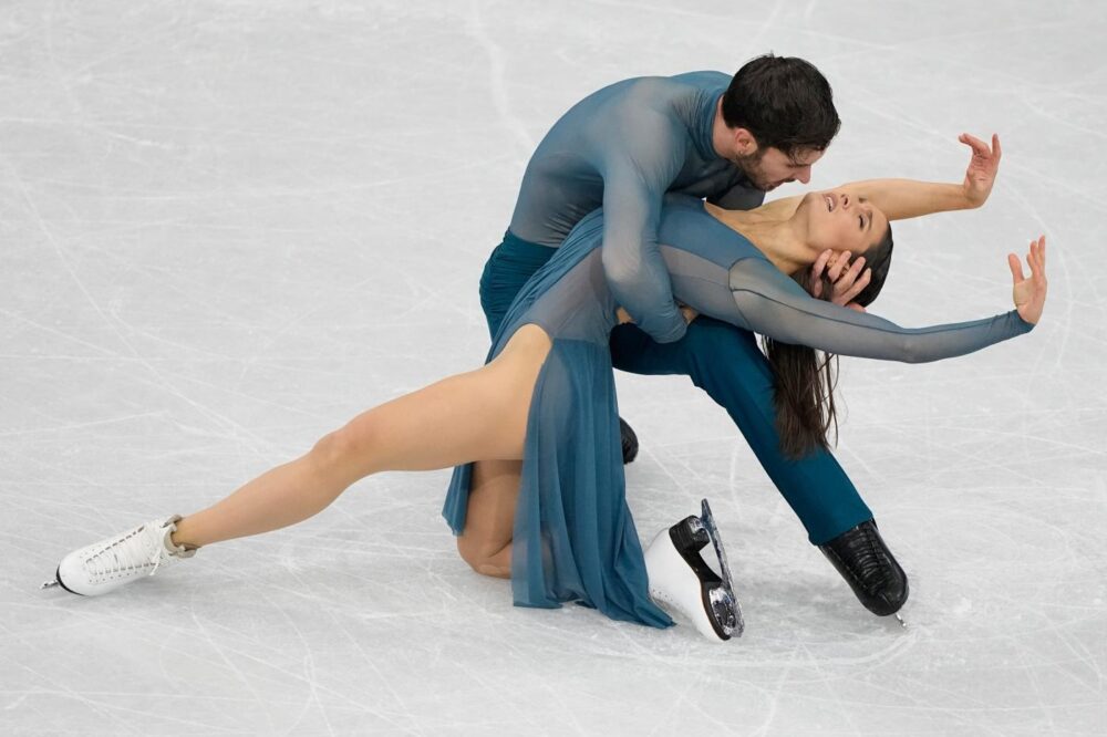 Pattinaggio artistico: Fournier Beaudry-Cizeron avanti in scioltezza nella rhythm dance al Grand Prix De France