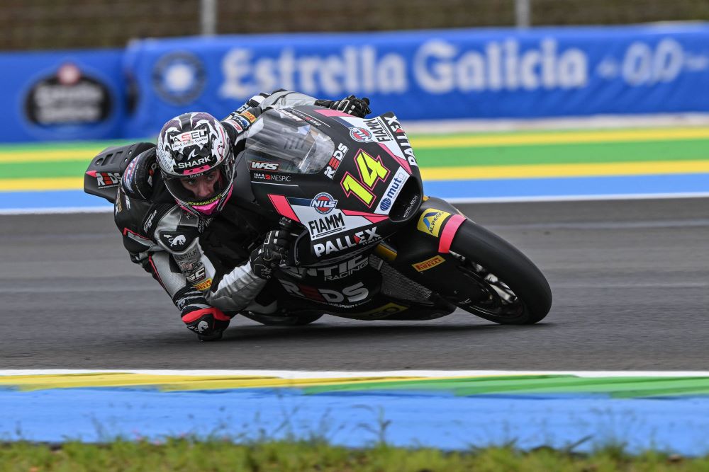 Moto2, gara pazza a Silverstone. Prima vittoria per Salac, beffa Arbolino. Disastro Gonzalez