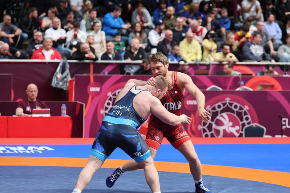 Lotta, Danika Sotnikov si ferma agli ottavi dei Mondiali nei -130 kg della greco-romana. Assegnati i primi titoli