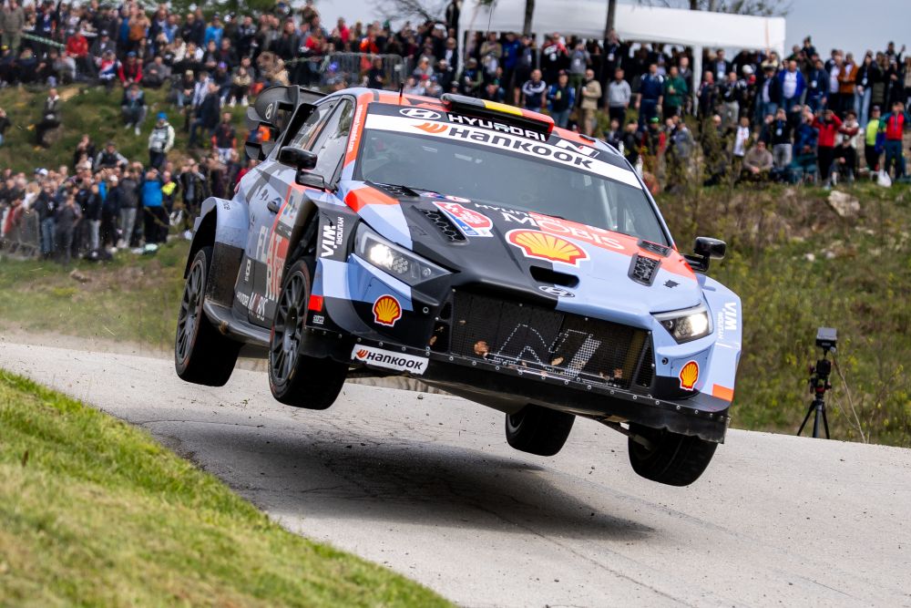 Rally Sardegna 2026, Thierry Neuville conduce dopo sette speciali. Vicinissimo Fourmaux