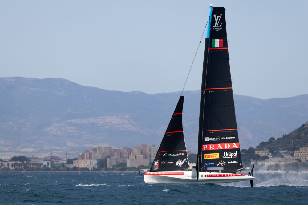 Dove vedere Luna Rossa in tv, regate preliminari America’s Cup Napoli 2026: orari, canale in chiaro, streaming