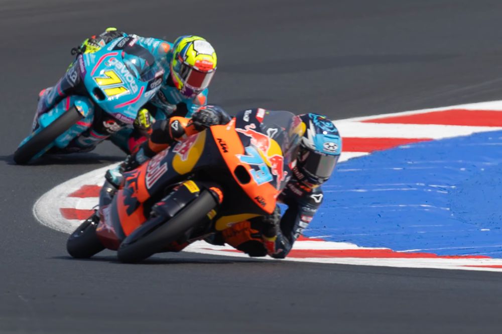 Moto3, Valentin Perrone detta legge nelle pre-qualifiche a Silverstone. Tutti gli italiani fuori dalla Q2