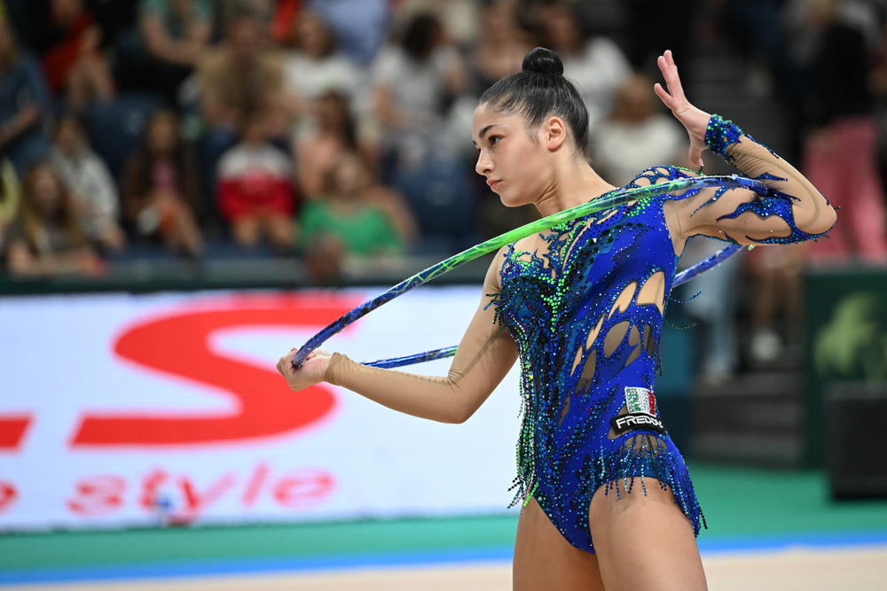 Sofia Raffaeli strabilia con il cerchio ai Mondiali e tallona Varfolomeev a metà qualifica!