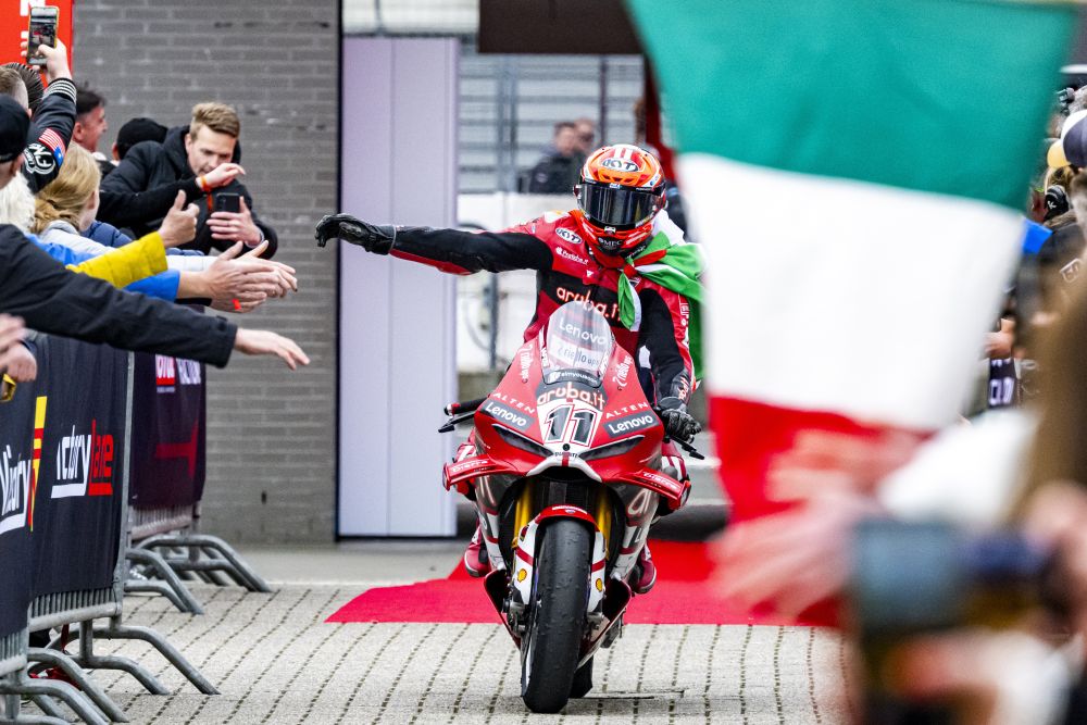 Superbike, caduta per Nicolò Bulega: in dubbio per i prossimi test
