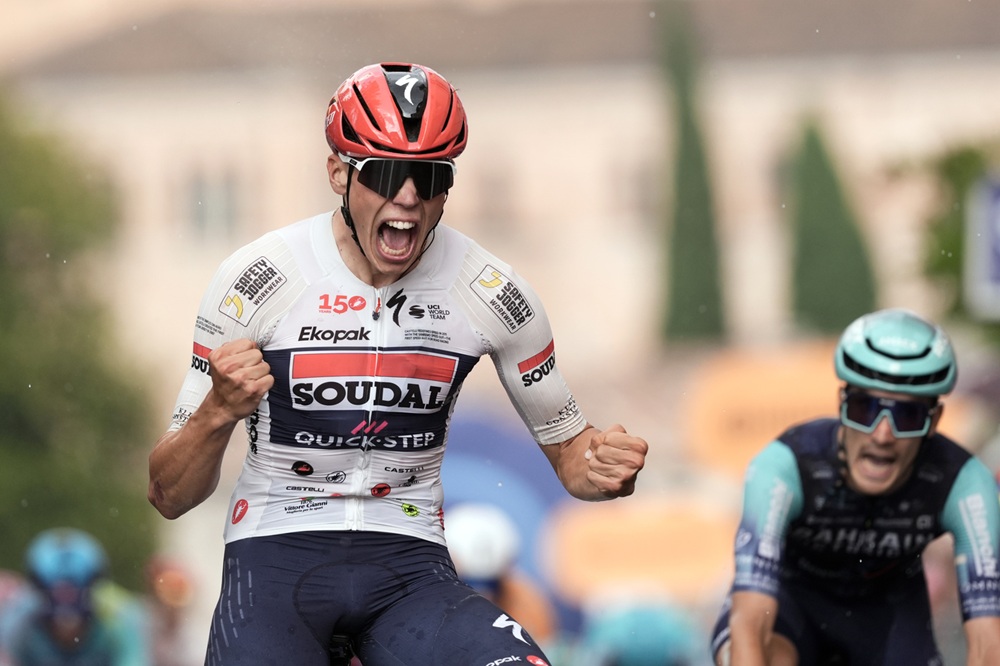 Classica di Amburgo 2026, volata trionfale di Paul Magnier. Milan si stacca nel finale