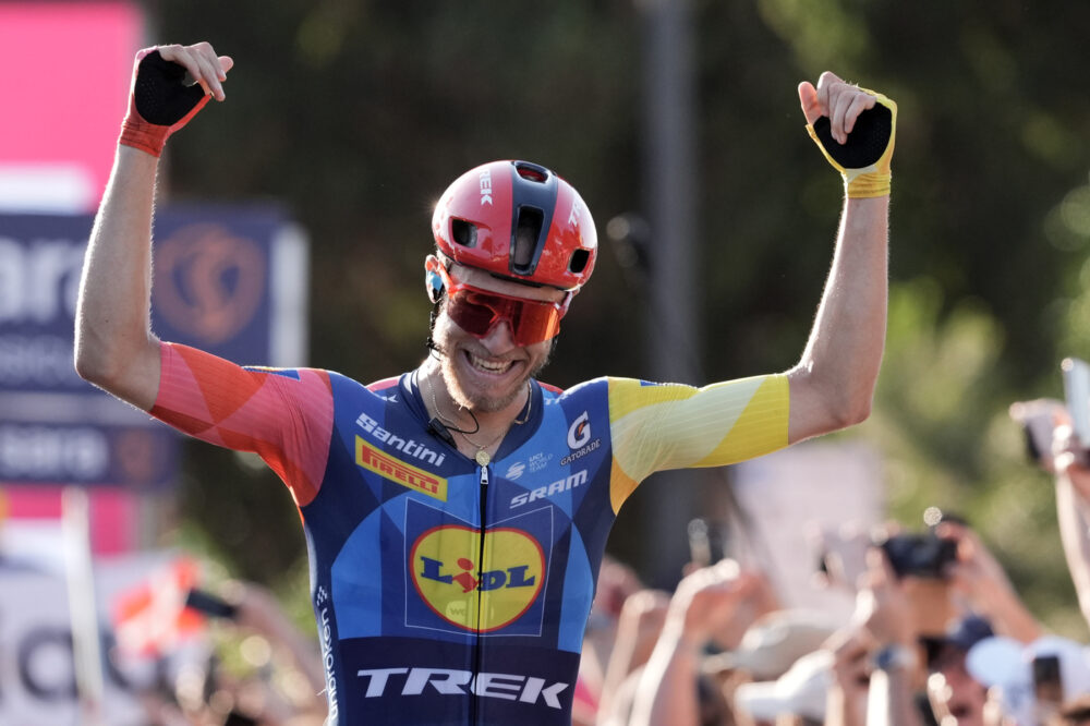 Jonathan Milan vince al fotofinish la tappa inaugurale del Renewi Tour. Battuto Olav Kooij
