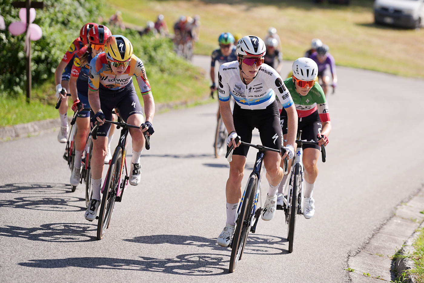 LIVE Tour de France femminile 2026, tappa di oggi in DIRETTA: Col d’Eze da ripetere 4 volte, ultima frazione imprevedibile!