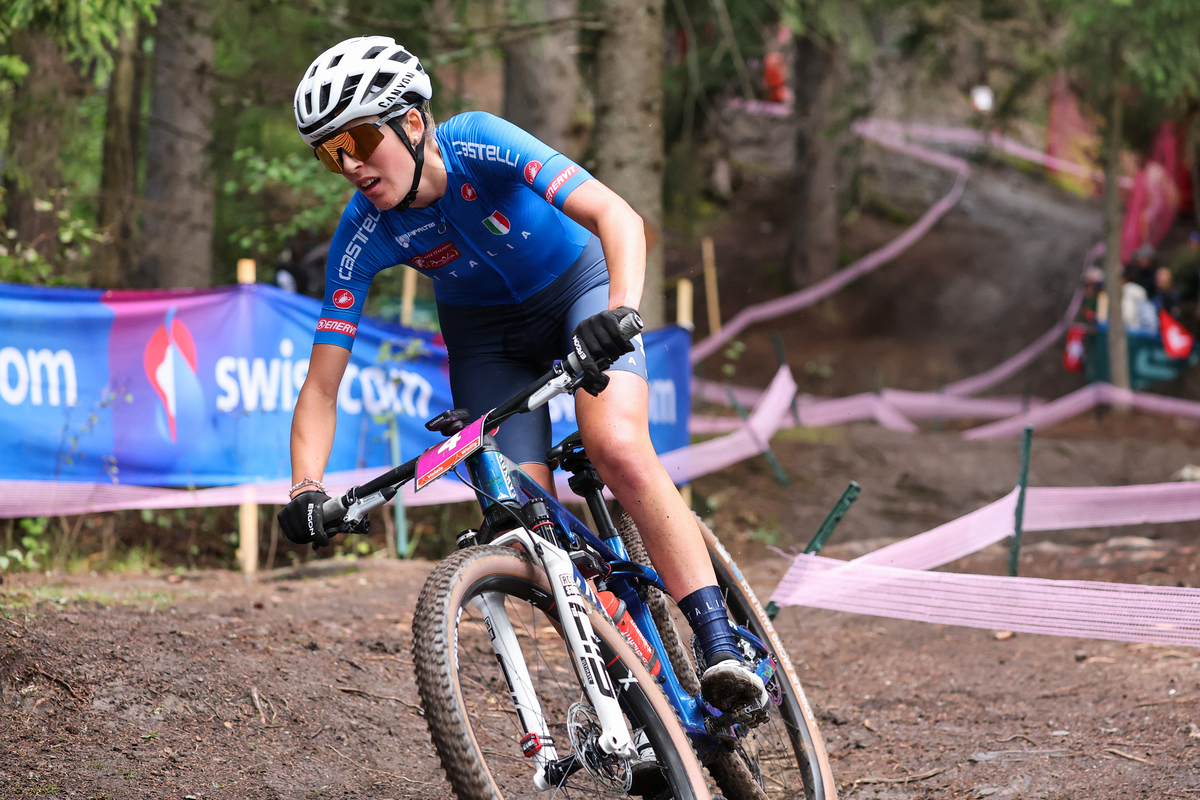 Mondiali mountain bike 2026: l’Italia apre con un oro in casa. Trionfo per la staffetta mista in Val di Sole