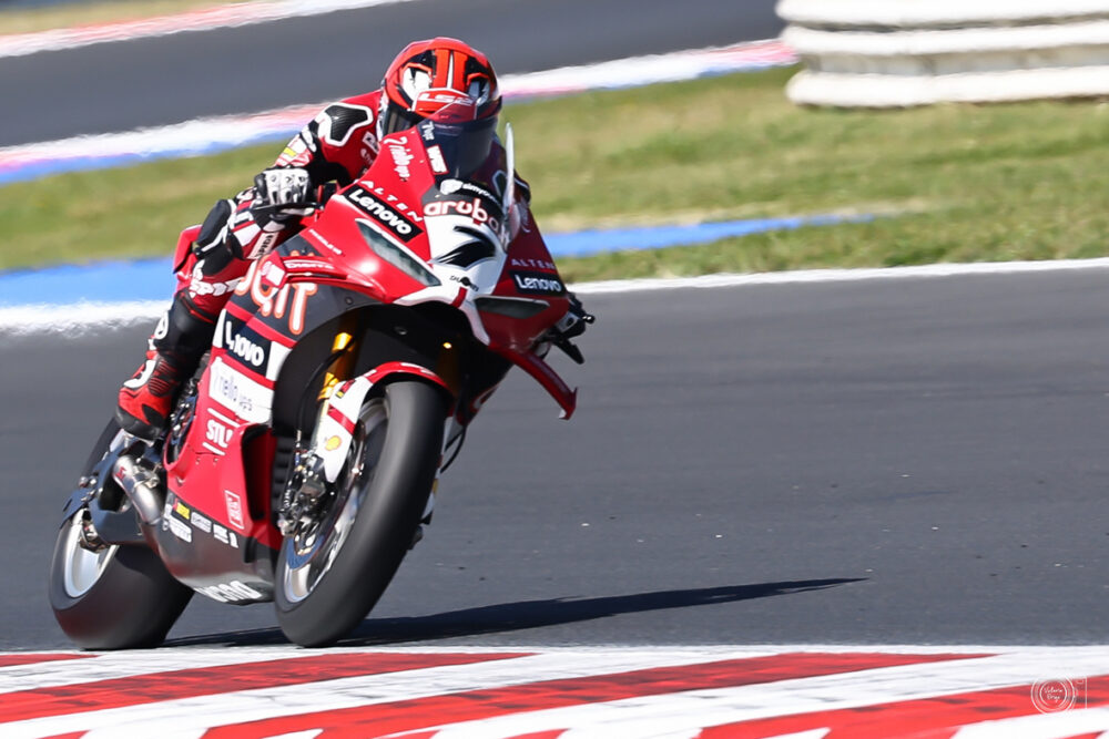 Superbike, Iker Lecuona strappa la pole a Bulega a Cremona. 3° un ottimo Surra