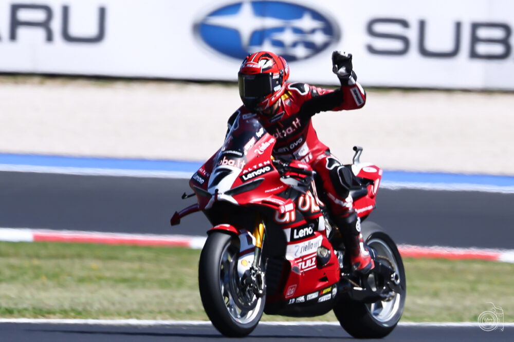 Superbike, Iker Lecuona domina gara-1 a Cremona e prolunga la questione titolo per Bulega
