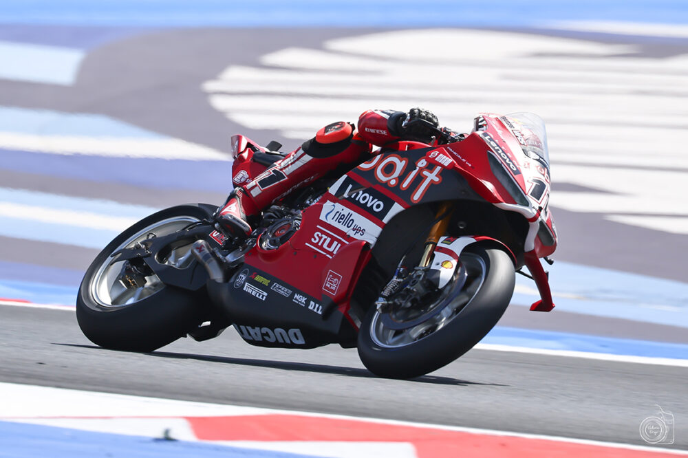 Superbike, Nicolò Bulega svetta anche nella FP2 di Magny-Cours e precede un ottimo Montella
