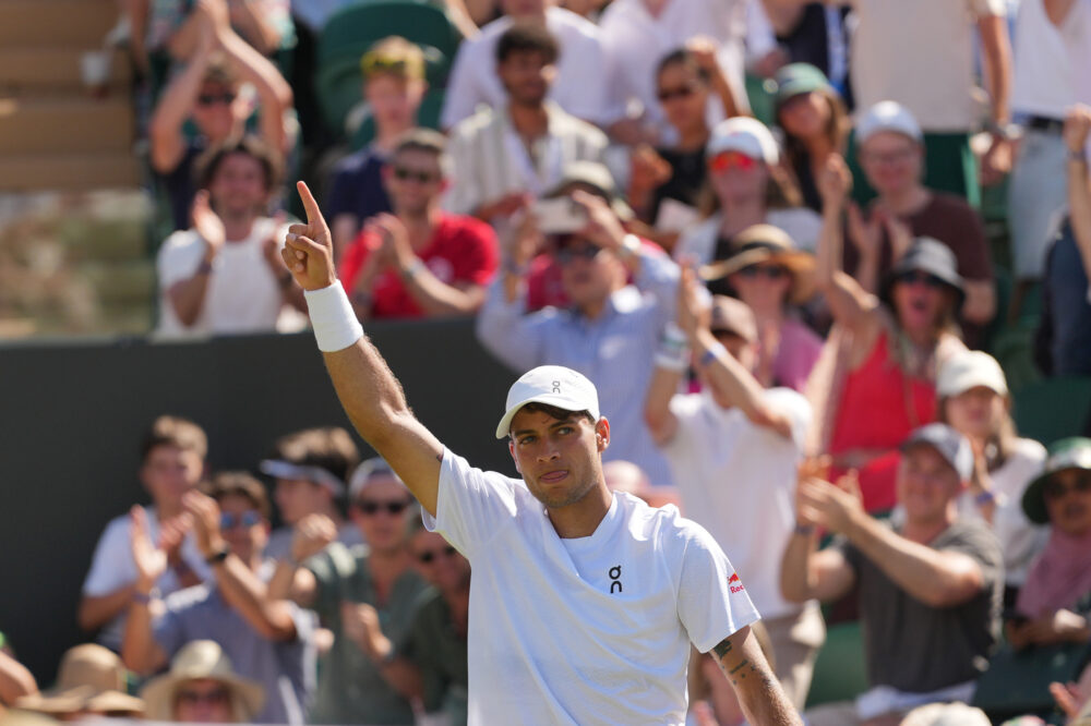 Tennis italiano in crisi? Cobolli risponde sui social con una risata e fa discutere