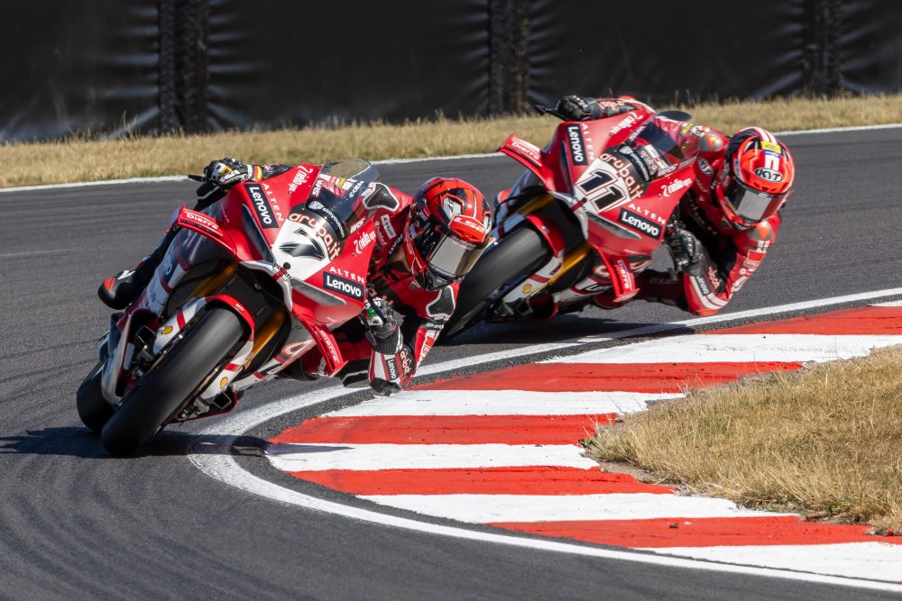 Superbike, si chiude la pausa estiva e scatta il weekend di Magny-Cours. Bulega attende la matematica