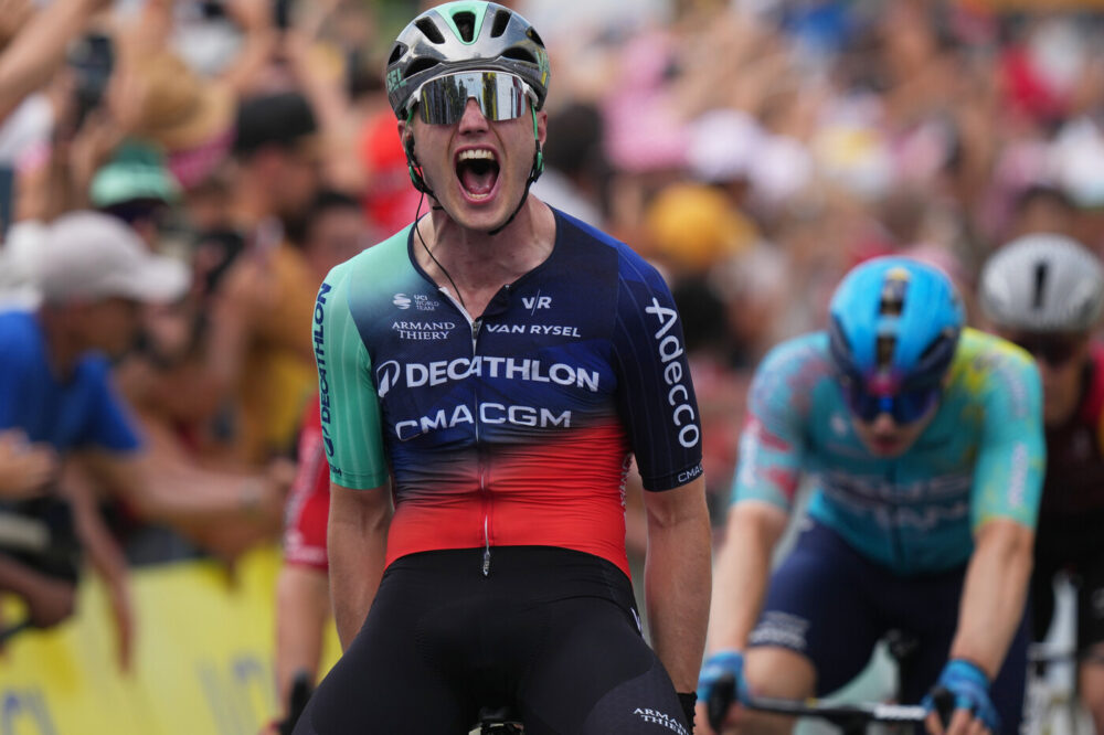 Tour of Britain 2026: sprint vincente di Olav Kooij nella terza tappa, battuto Merlier. Moschetti in top-5