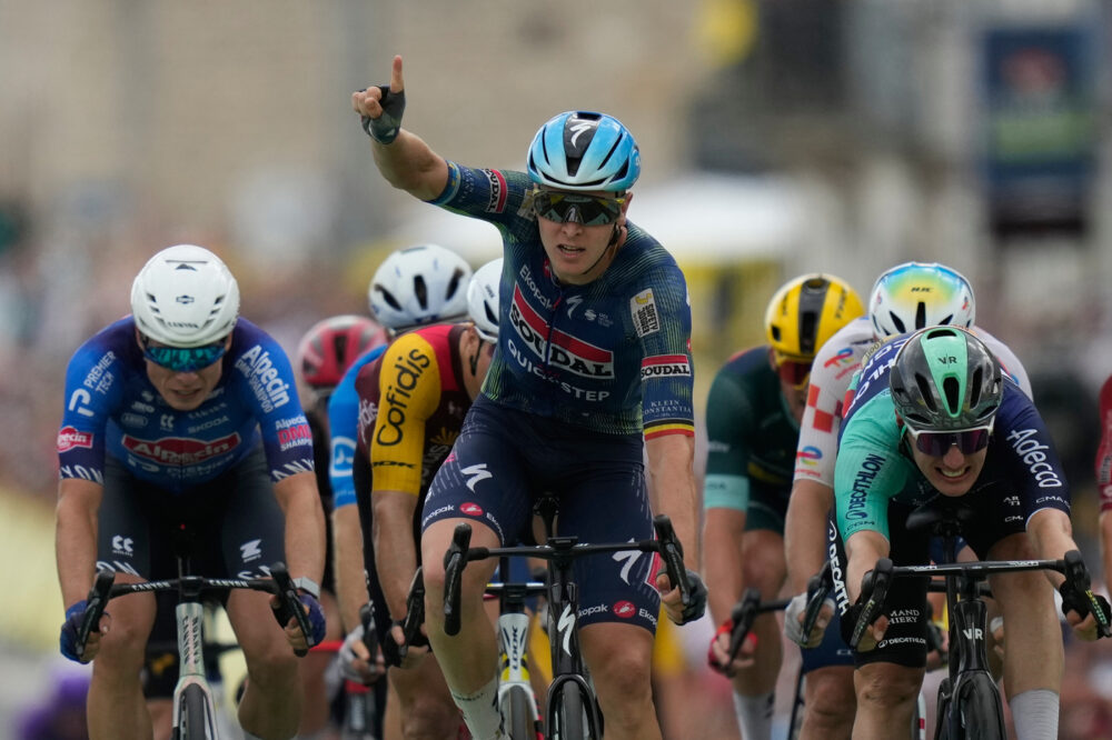 Tim Merlier vince la Omloop van het Houtland e aggancia Jonathan Milan per vittorie stagionali. Chi è il miglior velocista?