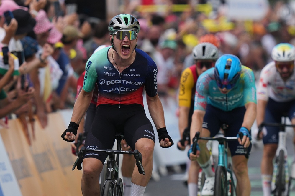 Olav Kooij vince lo Sparkassen Münsterland Giro 2026, a bocca asciutta Philipsen e Merlier