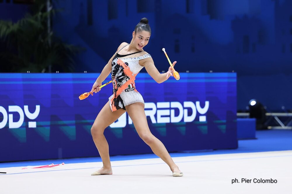 Sofia Raffaeli e Tara Dragas scaldano i Mondiali di ginnastica ritmica: iniziano le qualificazioni, con nuovi esercizi