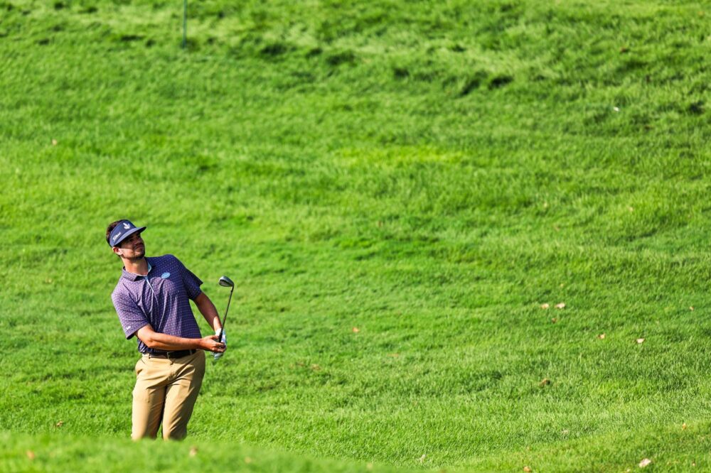 Wyndham Championship 2026, gioco interrotto per meteo avverso. Hossler guida la classifica parziale. Bene Mazzoli