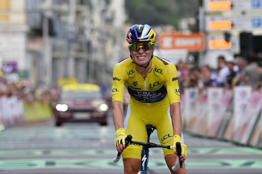Demi Vollering vince il Tour de France: “Volevo arrivare da sola, non vinciamo per gli episodi”