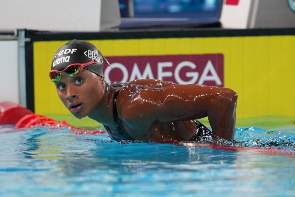 Sara Curtis avanza in semifinale nei 50 dorso con il miglior tempo