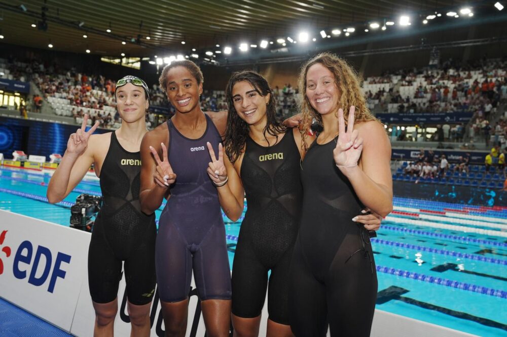 4×100 sl femminile, i tempi di frazione delle azzurre: vola Curtis, Mao fa la differenza a 15 anni!