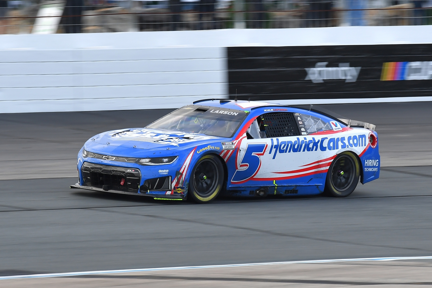 NASCAR, Larson ritrova il successo al Gateway tra le bandiere gialle